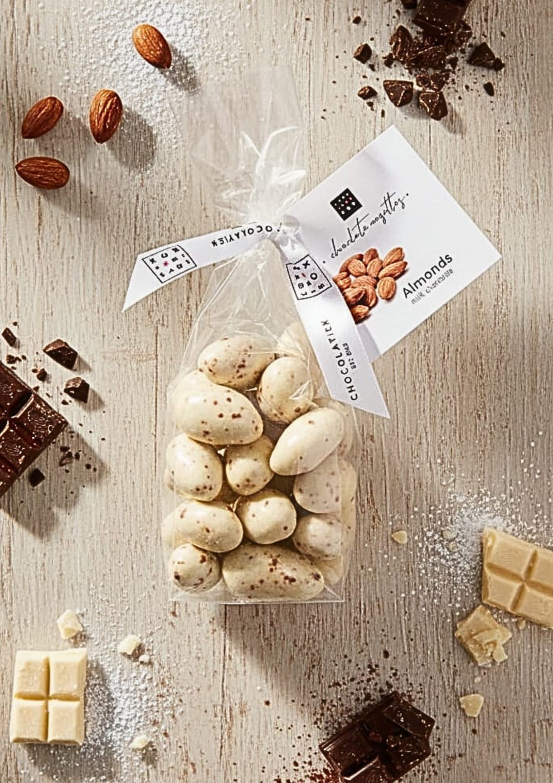 Almond straciatella Amande enrobée de chocolat blanc (73,9%) et noir(0,94%)