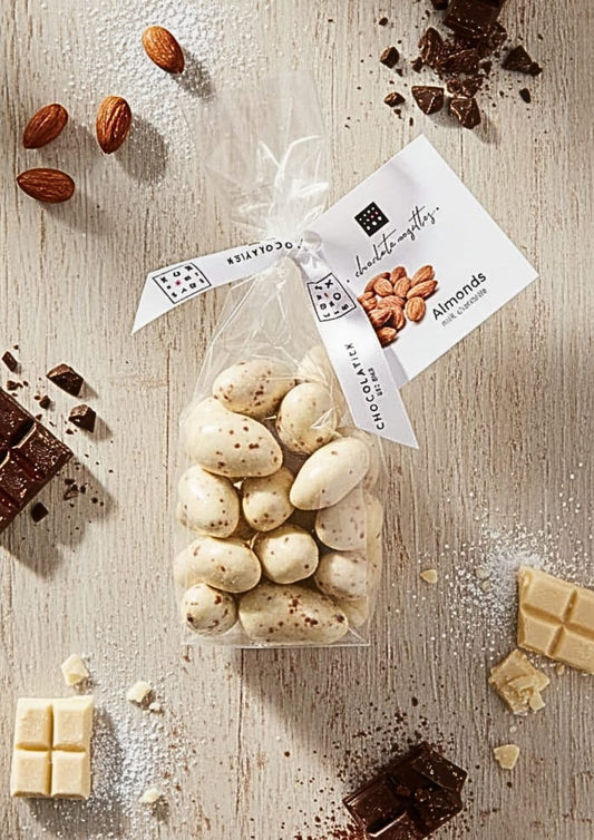 Almond straciatella Amande enrobée de chocolat blanc (73,9%) et noir(0,94%)
